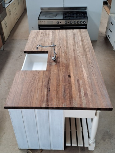SOLID OAK KITCHEN IN GOOD CONDITION!