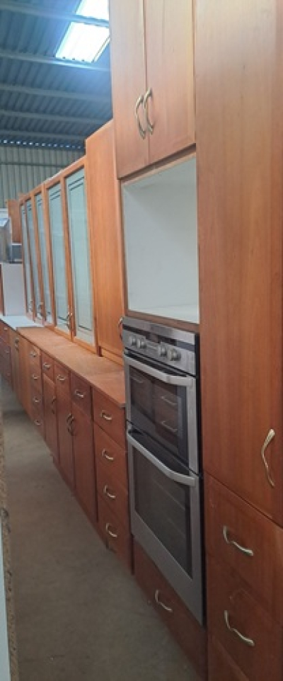 SEMI-SOLID CHERRY KITCHEN IN EXCELLENT CONDITION!