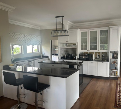 WHITE PAINTED SHAKER KITCHEN IN GOOD CONDITION!