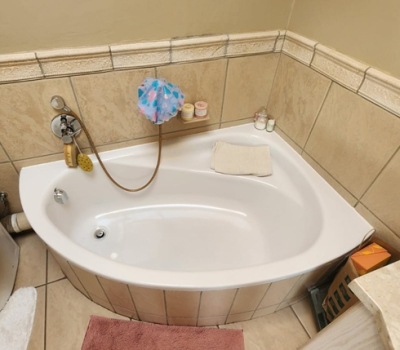 ACRYLIC BUILT-IN BATHTUBS x 3